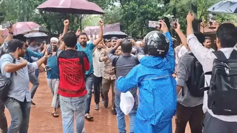 নির্ধারিত সময়ে গেট না খোলায় তালা ভেঙে জাদুঘরে প্রবেশ