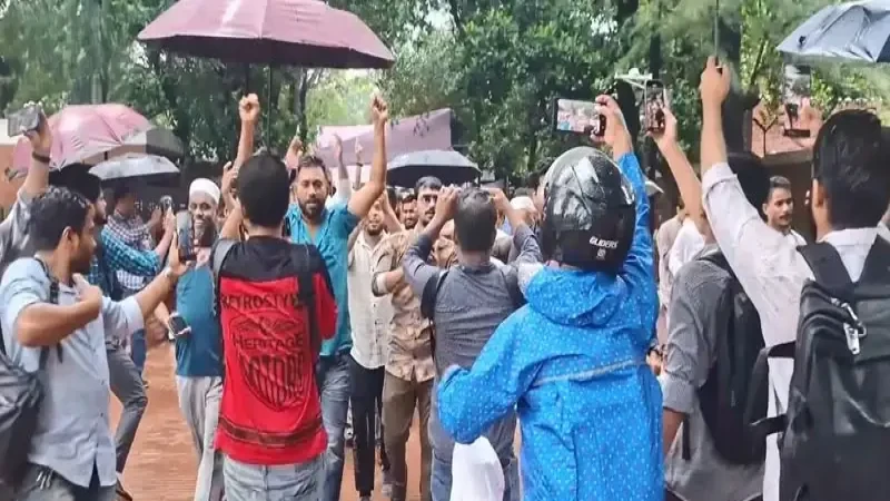 নির্ধারিত সময়ে গেট না খোলায় তালা ভেঙে জাদুঘরে প্রবেশ