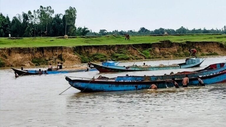 নেত্রকোনায় অবৈধ বালু উত্তোলনের সময় নৌকার চাপে শ্রমিকের মৃত্যু