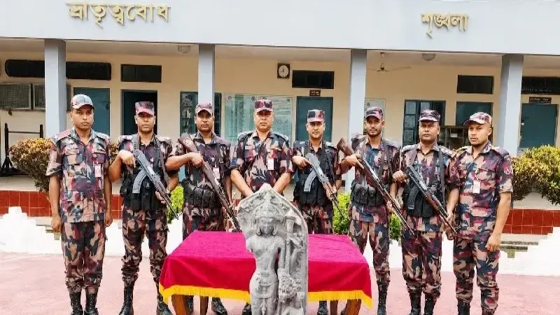 পত্নীতলায় ৯৪ কেজি ওজনের প্রাচীন বিষ্ণু মূর্তি উদ্ধার