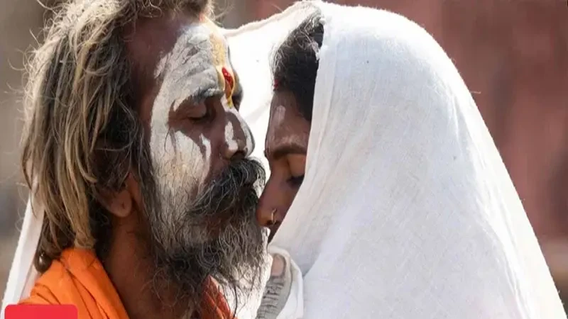 ভাইরাল ভিডিও ঘিরে বিতর্ক, ‘লিপ কিস বাবা’কে নিয়ে তোলপাড়