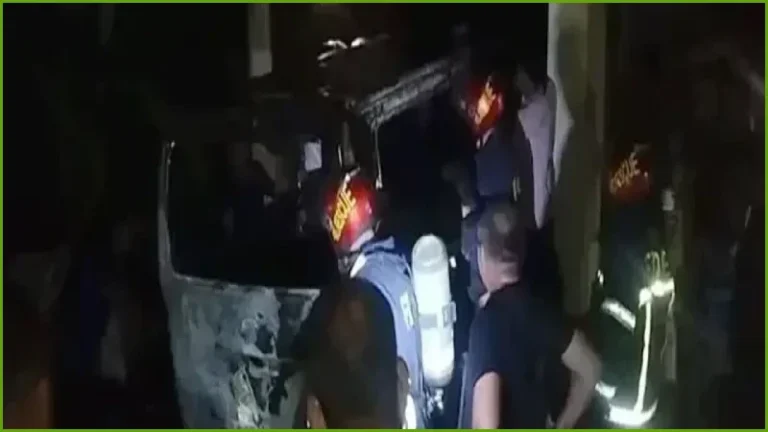 সাতক্ষীরা মেডিকেল কলেজ হাসপাতালে অ্যাম্বুলেন্সে আগুন, নিয়ন্ত্রণে ফায়ার সার্ভিস