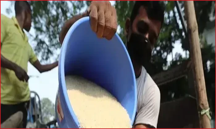 ১৫ টাকা কেজিতে চাল পাচ্ছেন ৫৫ লাখ কার্ডধারী পরিবার