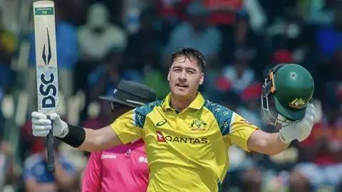 জিম্বাবুয়েকে হারিয়ে সিরিজে এগিয়ে অস্ট্রেলিয়া, রেনশর দুর্দান্ত সেঞ্চুরি