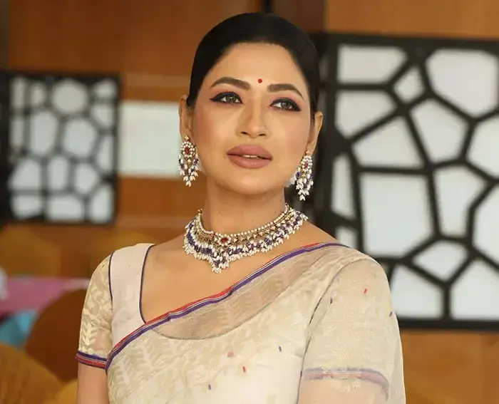 ভেনিসে অভিনেত্রী আজমেরী হক বাঁধনের ওপর হামলার ঘটনায় ১২২ শিল্পীর প্রতিবাদ