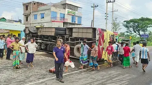 ত্রিশালে বাসের ধাক্কায় নিহত ২, আহত ৬