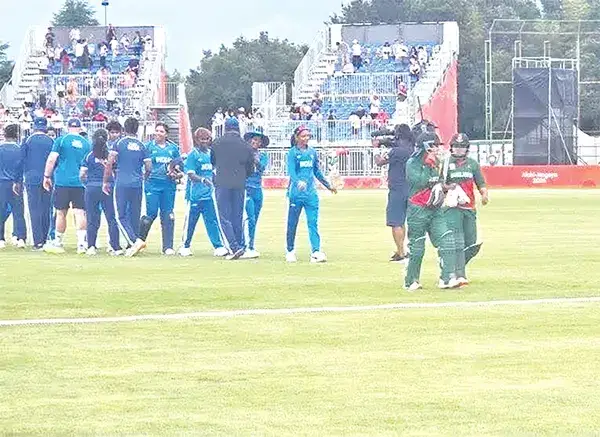 ভারতের কাছে বড় ব্যবধানে হেরে স্বর্ণপদকের দৌড় থেকে ছিটকে