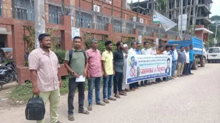 নোয়াখালীতে সাংবাদিককে হত্যার হুমকি, বিএনপি নেতার বিরুদ্ধে মানববন্ধন