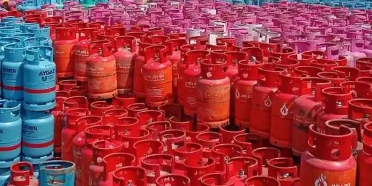 সেপ্টেম্বর মাসে ১২ কেজি এলপিজি সিলিন্ডারের দাম ১৩ টাকা কমল