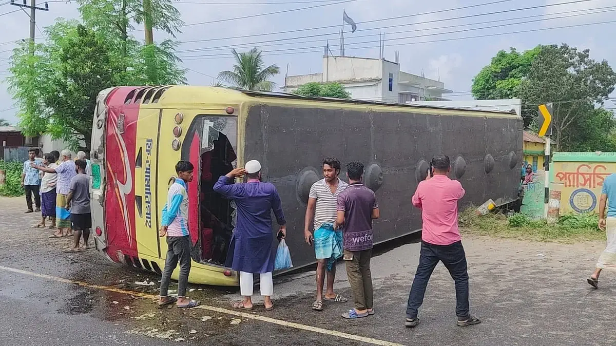 ত্রিশালে বাসের ধাক্কায় মাহিন্দ্রা-অটোরিকশার ২ যাত্রী নিহত