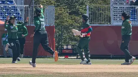 মাঠের বাইরের নেতিবাচক আলোচনায় বিধ্বস্ত নারী ক্রিকেট দল