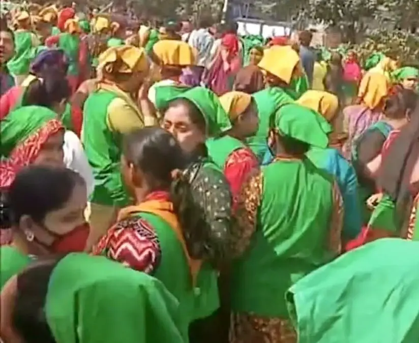 ঢাকার বাইরে চাকরির সুযোগ: কোথায় সম্ভাবনা কতটুকু?