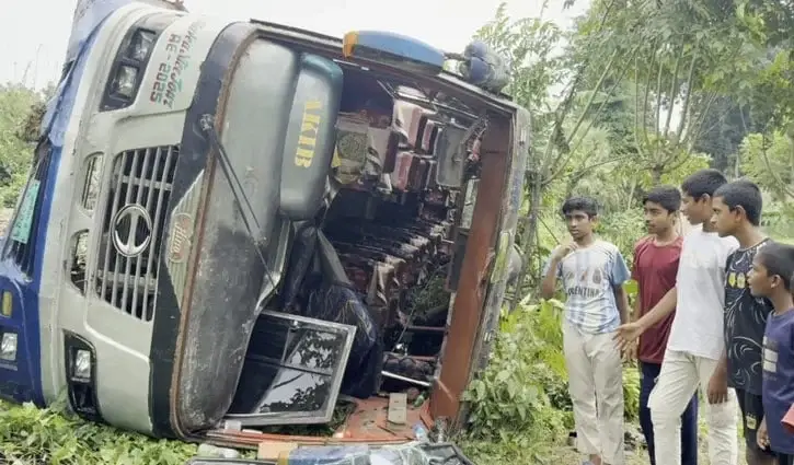 ঝিনাইদহের কালীগঞ্জে বাস খাদে, আহত অন্তত ২০ যাত্রী