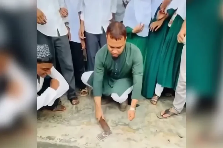 লক্ষ্মীপুরে শিক্ষার্থীর মুঠোফোন হাতুড়ি দিয়ে পিটিয়ে ভাঙলেন শিক্ষক