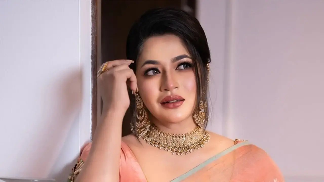 ইতালির ভেনিসে লাঞ্ছনার শিকার বাঁধন, আইনি লড়াইয়ের ঘোষণা অভিনেত্রীর