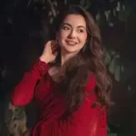 অভিনয়ের গণ্ডি পেরিয়ে গানে হাতেখড়ি হলো পাকিস্তানি তারকা হানিয়া আমিরের
