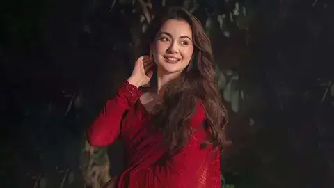 অভিনয়ের গণ্ডি পেরিয়ে গানে হাতেখড়ি হলো পাকিস্তানি তারকা হানিয়া আমিরের