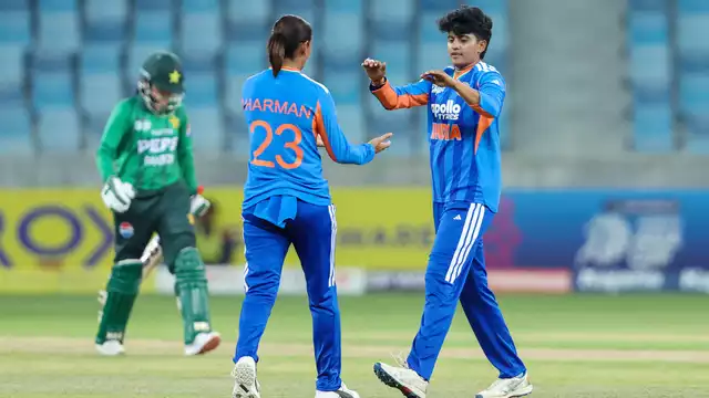 নারী এশিয়া কাপ: পাকিস্তানকে উড়িয়ে দিয়ে গ্রুপ সেরার মুকুট ভারতের