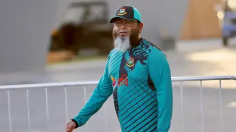 পাকিস্তানের কোচ হতে আগ্রহী মুশতাক, তবে পিসিবির অস্থিরতায় রয়েছে ভয়