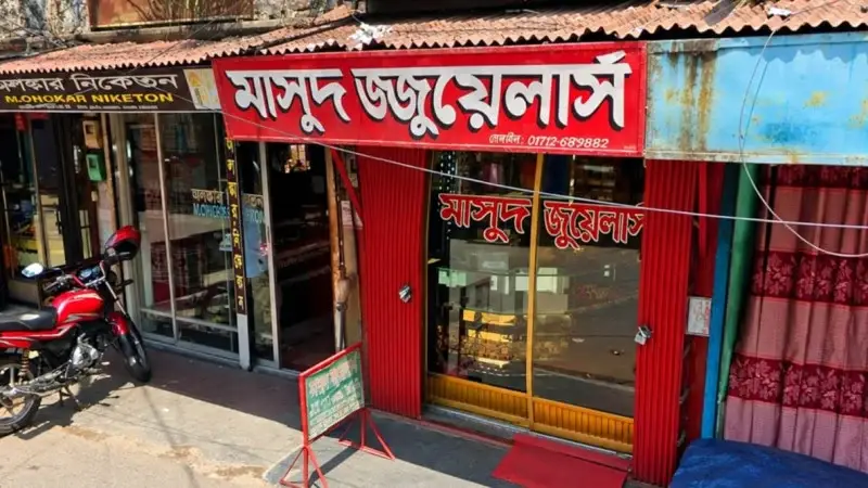 ঈশ্বরদীতে ক্রেতা সেজে স্বর্ণের দোকান থেকে সম্পদ সংক্রান্ত ঘটনায়