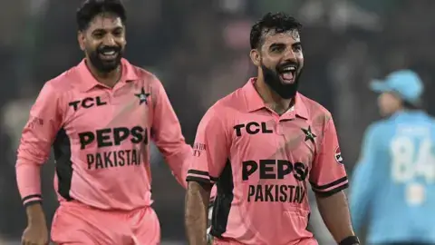 শাদাব খানের অবিশ্বাস্য সেঞ্চুরিতে ইংল্যান্ডের বিপক্ষে পাকিস্তানের নাটকীয় জয়