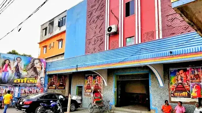 নারায়ণগঞ্জের ঐতিহ্যবাহী লাভলী সিনেমা হল ভেঙে ফেলা হচ্ছে