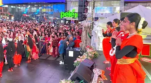 নিউইয়র্কের টাইমস স্কয়ারে প্রবাসী বাঙালির বর্ণিল দুর্গোৎসব