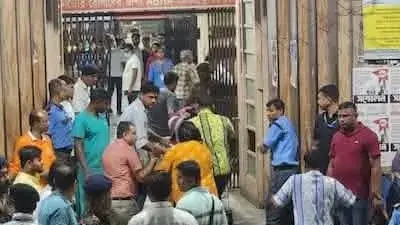 কলকাতার পূজামণ্ডপে পদদলিত হয়ে শিশুসহ ১৭ জনের মৃত্যু