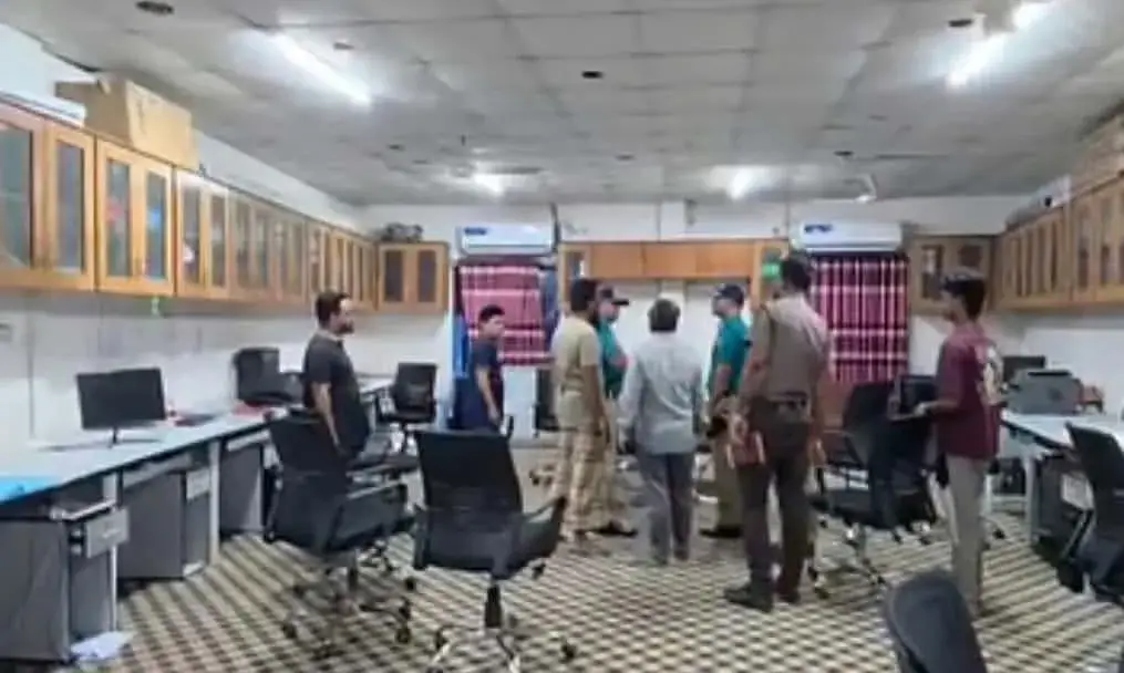 হাজারীবাগে কুরিয়ার সার্ভিসের কার্যালয়ে নিরাপত্তা ঘটনায় ও ভাঙচুর