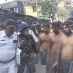 কলকাতায় প্রকাশ্যে হেনস্তা: অভিযুক্তদের কোমরে দড়ি বেঁধে হাঁটাল পুলিশ