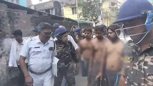 কলকাতায় প্রকাশ্যে হেনস্তা: অভিযুক্তদের কোমরে দড়ি বেঁধে হাঁটাল পুলিশ