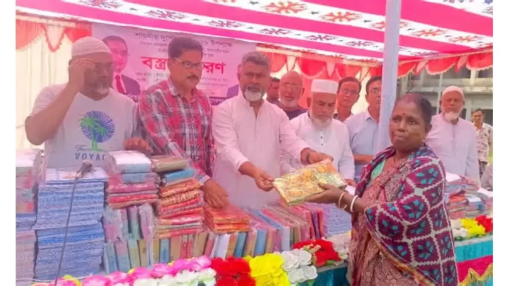 নওগাঁর মহাদেবপুরে শারদীয়া দুর্গোৎসব উপলক্ষ্যে বস্ত্র বিতরণ