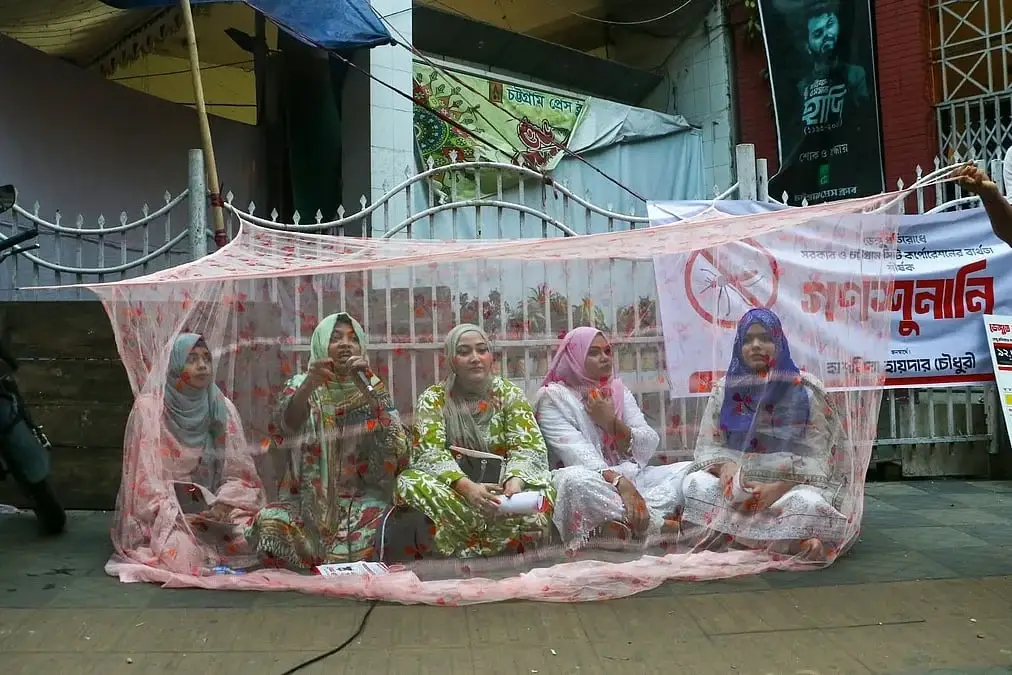 মশা দমনে ব্যর্থতার প্রতিবাদে রাজপথে মশারি টানিয়ে অবস্থান