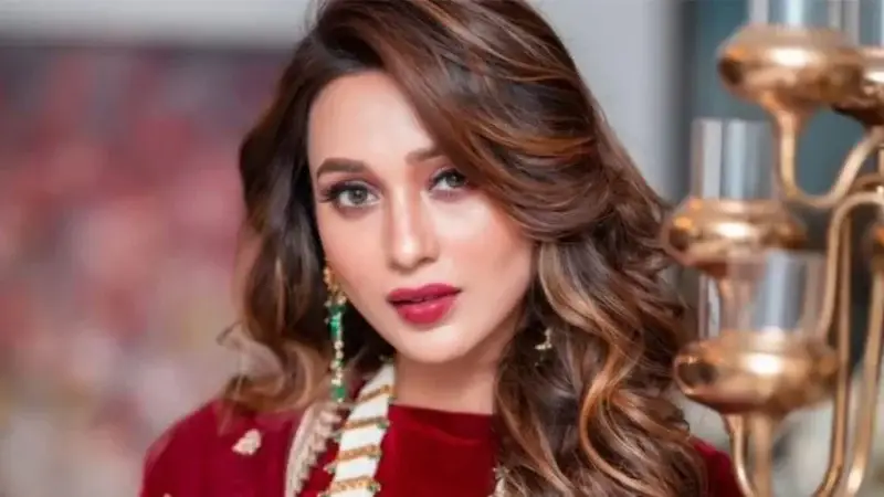 মিমি চক্রবর্তীর হবু বরের পরিচয় নিয়ে জোর গুঞ্জন