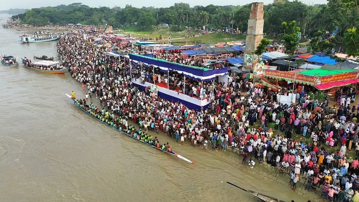 রাজবাড়ীতে নৌকাবাইচের ফাইনালে প্রতিপক্ষ নৌকার হামলায় ২০ মাঝি আহত