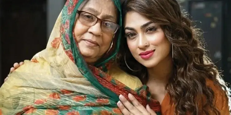 মাকে হারিয়ে শোকার্ত ঢালিউড চিত্রনায়িকা সাদিকা পারভীন পপি