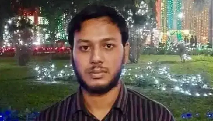 বাসে ওঠার পর জাহাঙ্গীরনগর বিশ্ববিদ্যালয়ের ছাত্র মোহাইমিনুল লাপাত্তা