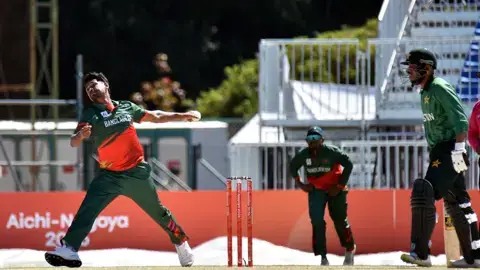 ৩ উইকেট পেলে এই প্রশ্ন করতেন না