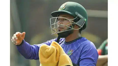 ঢাকা টেস্টের আগে অনুশীলনে আঙুলে চোট পেলেন মুশফিকুর রহিম