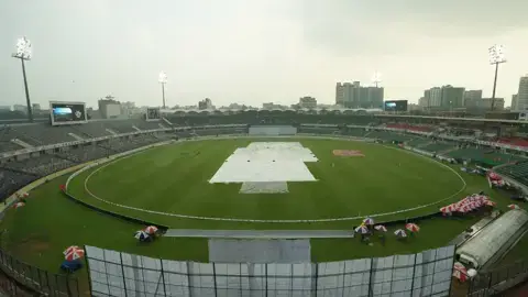 ঢাকা টেস্ট: আলোকস্বল্পতায় আগেভাগে শেষ তৃতীয় দিনের খেলা