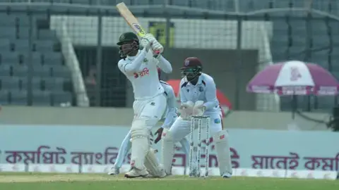বৃষ্টির বাধা পেরিয়ে জয়ের পথে ওয়েস্ট ইন্ডিজ