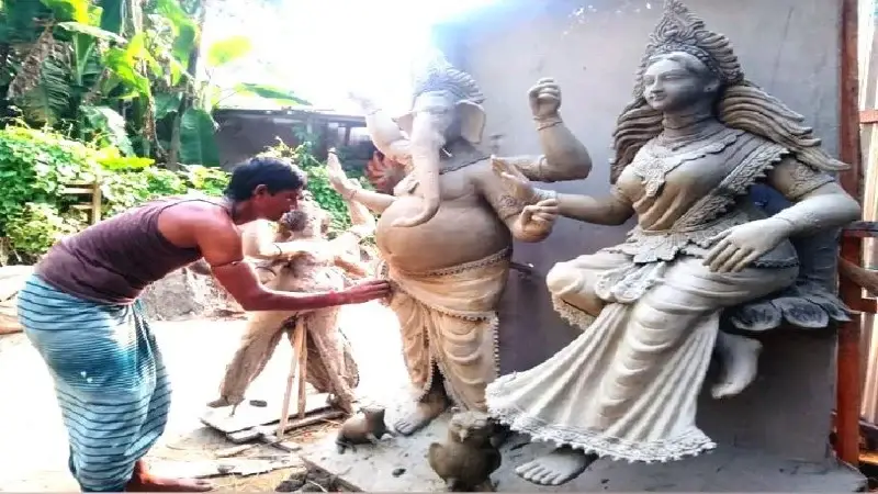 সিরাজগঞ্জে দুর্গোৎসবের প্রস্তুতি: প্রতিমা তৈরিতে ব্যস্ত মৃৎশিল্পীরা