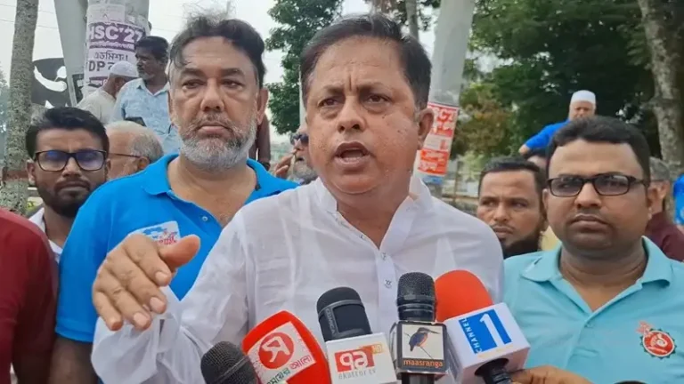 মাদারীপুরের ঐতিহ্যবাহী শকুনি লেক রক্ষায় মানববন্ধন ও স্মারকলিপি