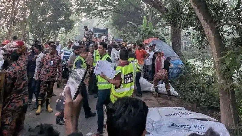 নাটোরে বাস-ট্রাকের মুখোমুখি সংঘর্ষে নিহত ১০