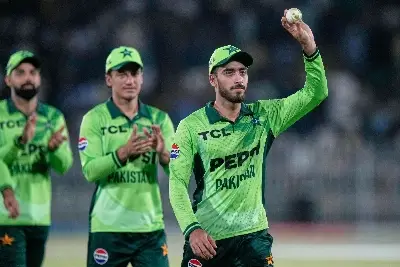 আরাফাত মিনহাসের অলরাউন্ড নৈপুণ্যে ইংল্যান্ডকে উড়িয়ে ত্রিদেশীয় সিরিজে
