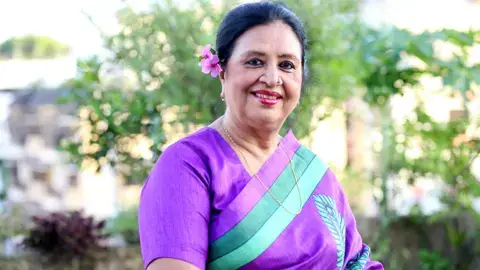 বারির বাসায় যেভাবে দিন কাটছে কিংবদন্তী অভিনেত্রী শবনমের